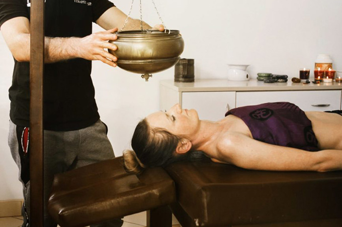 Masaż głowy shirodhara